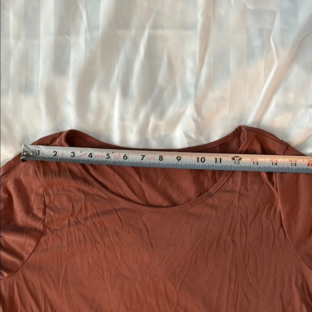 Green Envelope Mauve Short Sleeve Top with Tie Details - Picture 3 of 6